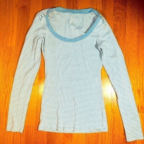 Express Striped ScoopNeck Long sleeve T-shirt
A super soft cotton modal blend - Picture 9 of 9